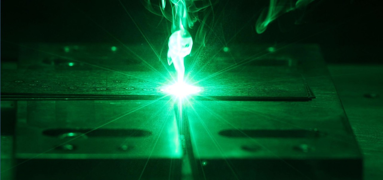 Tập trung ánh sáng trong gia công hàn laser.