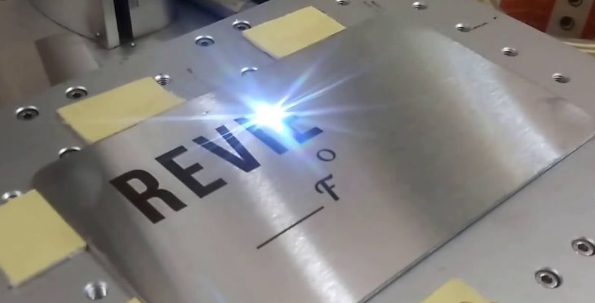 Sử dụng tia laser có công suất cao để xuyên cắt các loại vật liệu