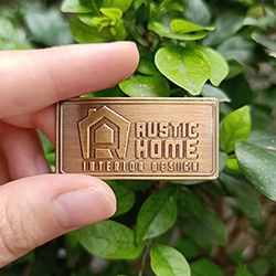 Logo Rustic Home làm từ đồng thau đột dập CNC