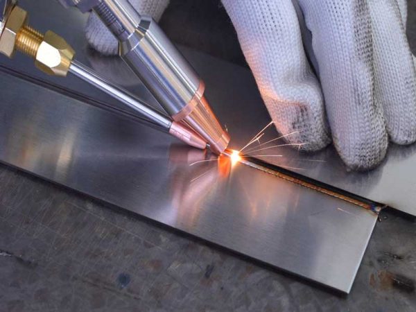 Hàn laser nối 2 tấm sắt kim loại