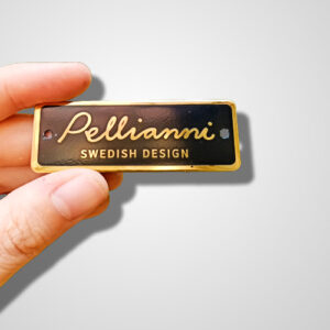 Logo Pellianni làm từ inox được khắc và xi mạ đồng
