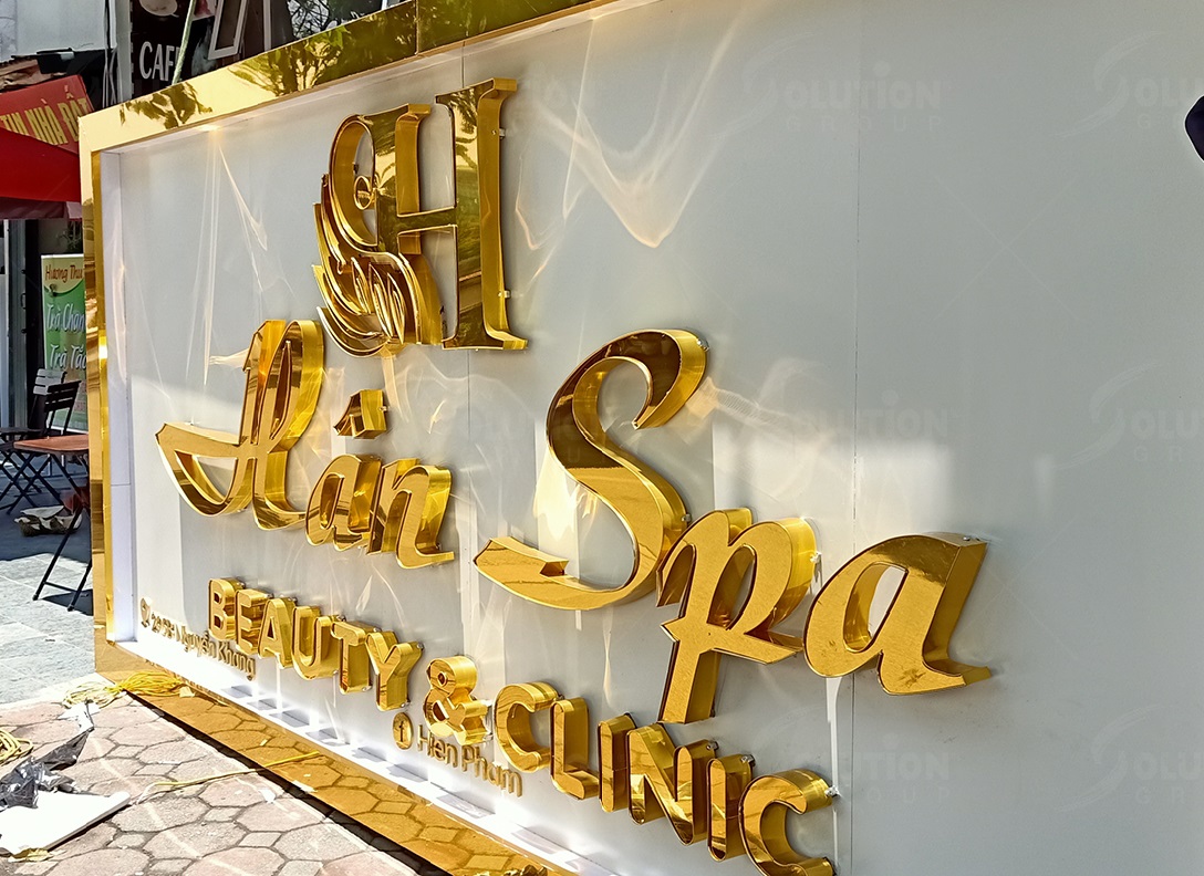 Mẫu biển hiệu Spa bằng inox vàng gương sang trọng